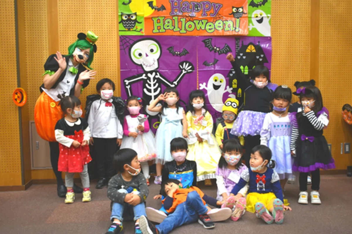仮装して集まったハロウィンの親子イベントの様子