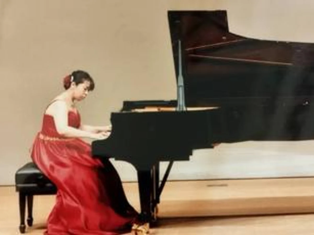 グランドピアノを演奏するちあき先生