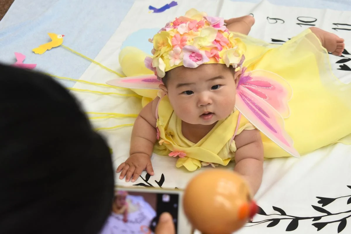 季節の衣装を着てマラカスを楽しむお子さん